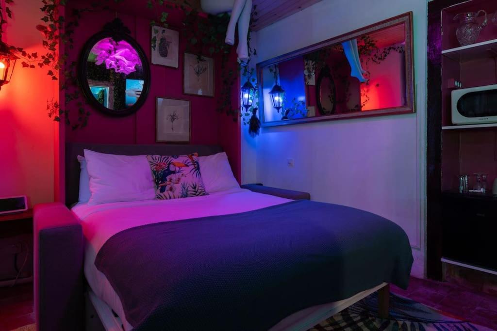 Holiday home Unique Tiny Smart With Private Garden, Jacuzzi, Ps5, Cinema Projector - Wow