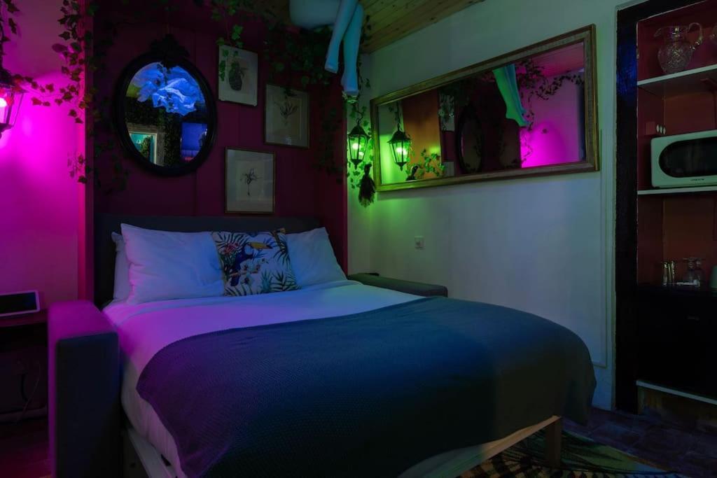 Unique Tiny Smart With Private Garden, Jacuzzi, Ps5, Cinema Projector - Wow Holiday home *