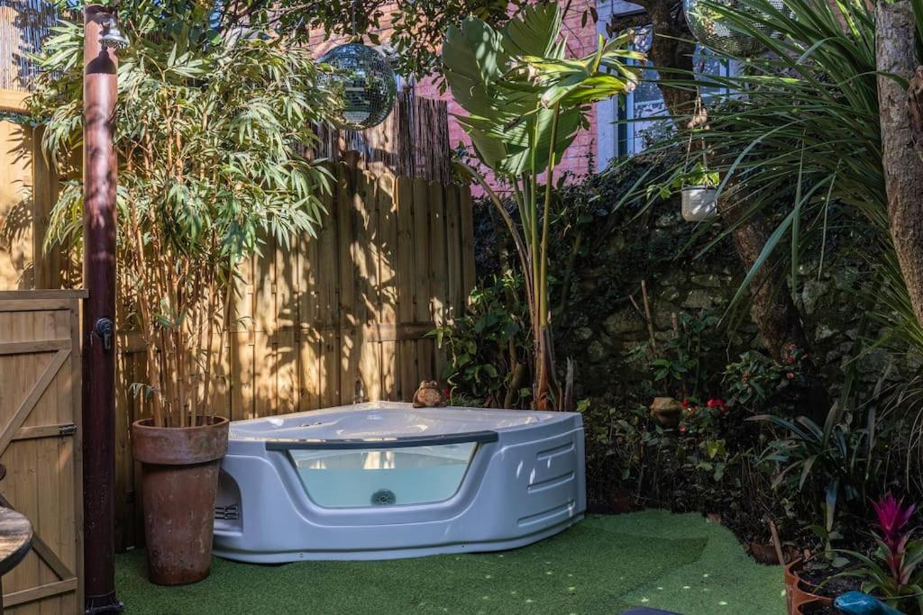Unique Tiny Smart With Private Garden, Jacuzzi, Ps5, Cinema Projector - Wow